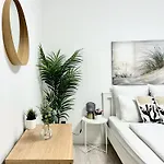 By Hi5- Oktober 6 Street Apartment Budapest