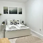 By Hi5- Oktober 6 Street Apartment *