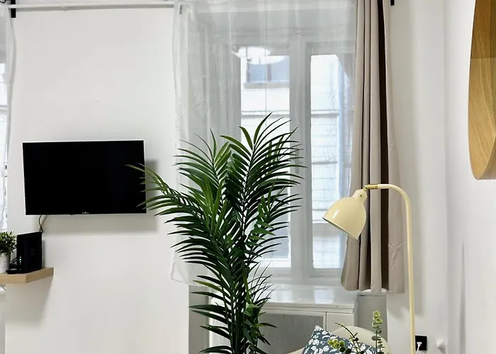 By Hi5- Október 6 Street Apartament *